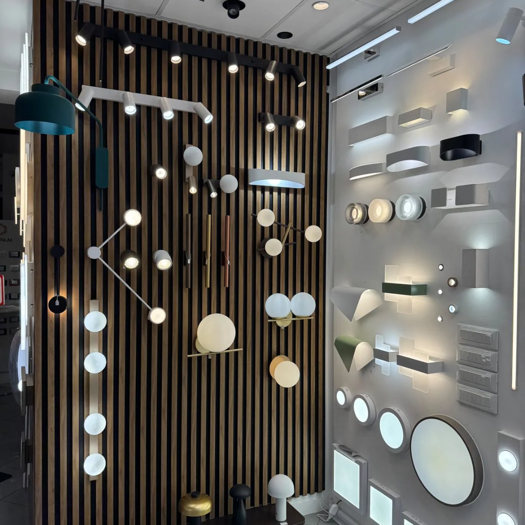Sospensioni in rame e ottone accese davanti alla vetrina dello showroom