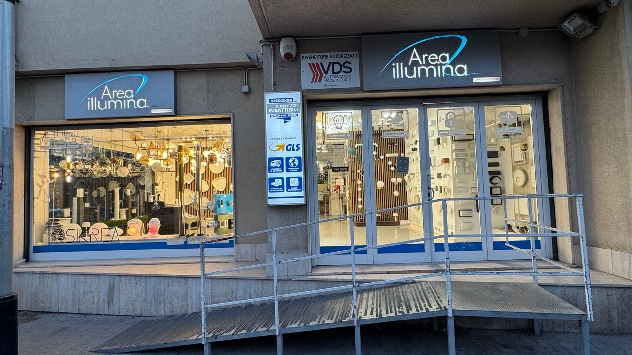 Vetrina dello showroom Area Illumina con sospensioni e lampade accese
