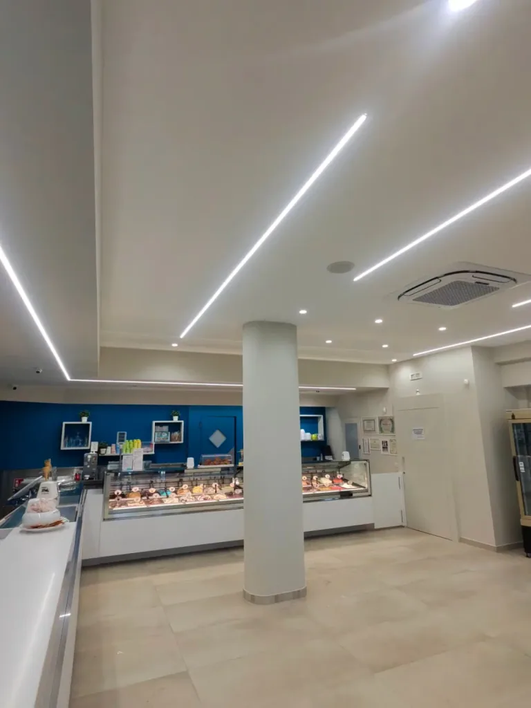 Tagli di luce diagonali nel soffitto sopra la sala