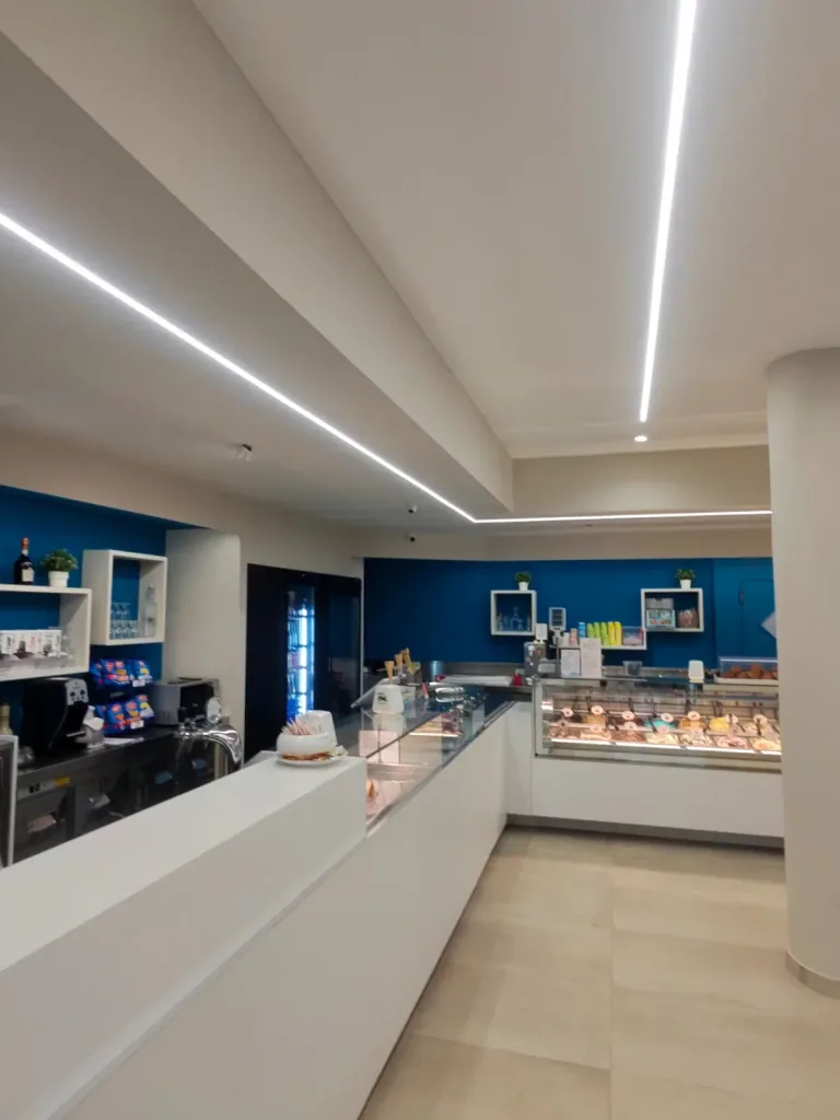 Banco bar illuminato con la parete blu sul fondo
