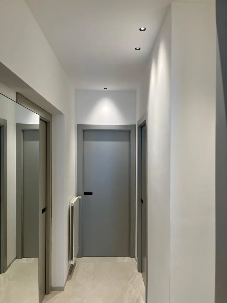 Corridoio con faretti a incasso nel soffitto bianco