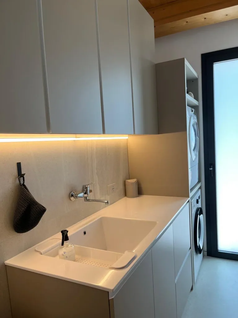 Lavanderia con striscia LED sotto i pensili