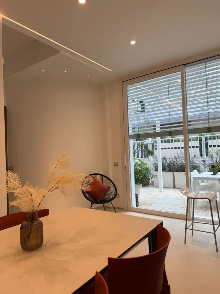 Linea LED nel soffitto verso la vetrata sul giardino