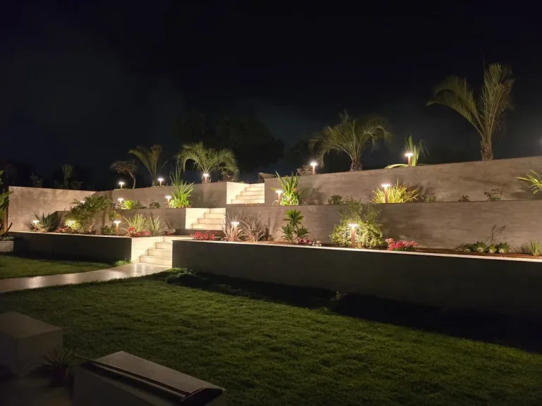 Veduta del giardino a gradoni con le luci accese sulle terrazze