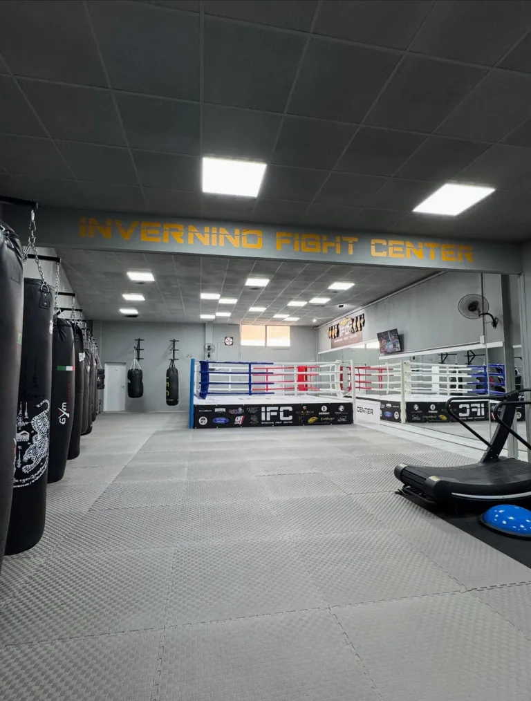 Sala del fight center con il ring, i sacchi e i pannelli LED a soffitto