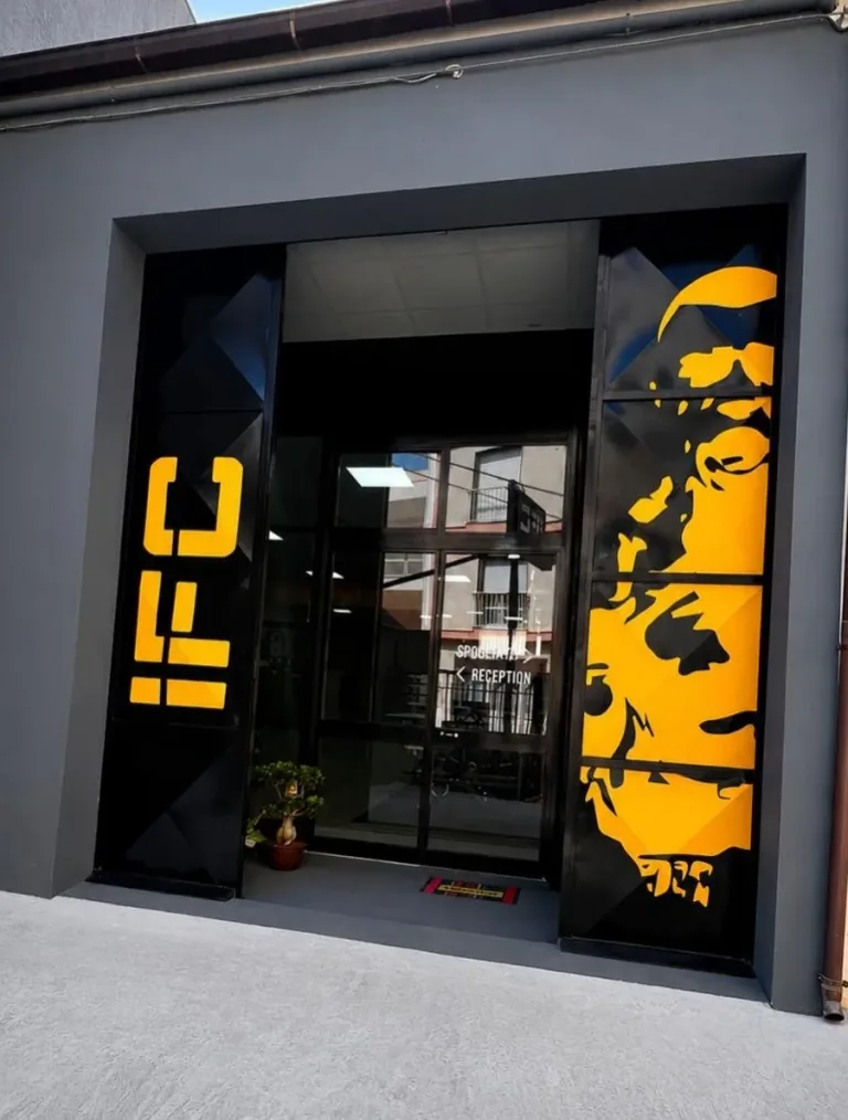 Ingresso del fight center con le vetrate e la grafica gialla