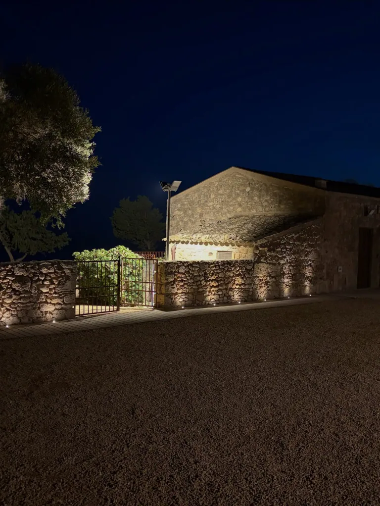 Casale in pietra del museo con le luci radenti accese sulla facciata