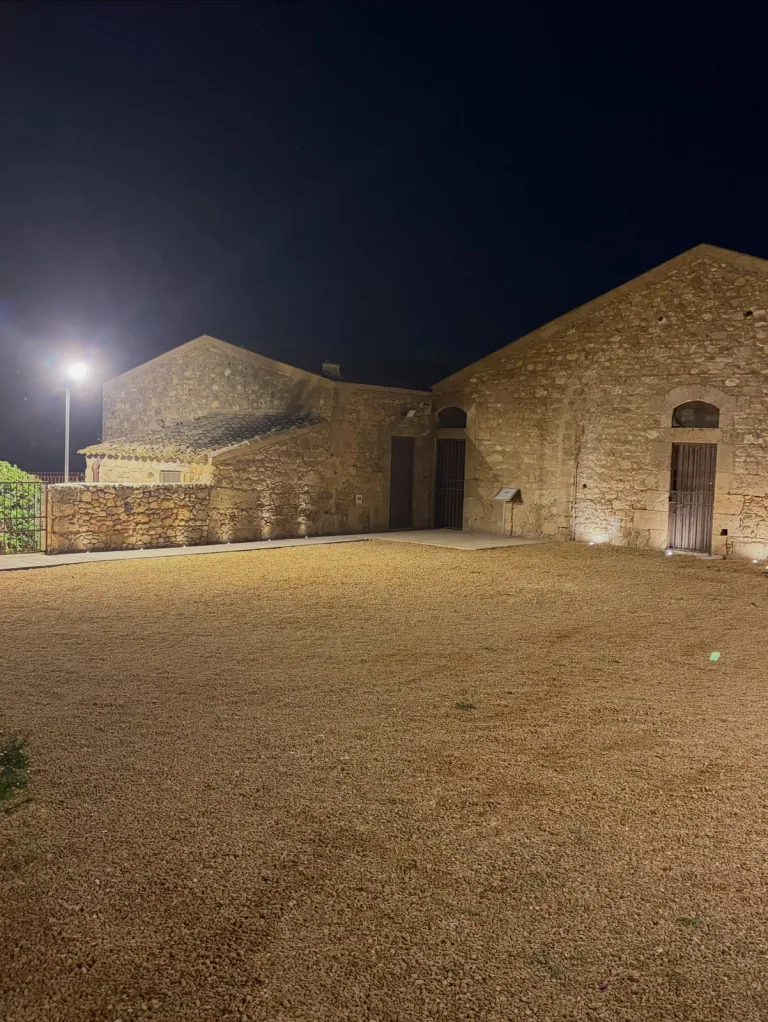 Piazzale del museo di notte con gli edifici storici accesi