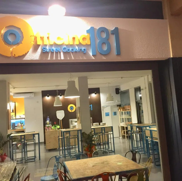 Ingresso di Officina 181 con l’insegna e le sospensioni accese in sala