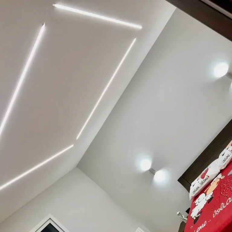 Tagli di luce LED che si incrociano sul soffitto sopra una scala