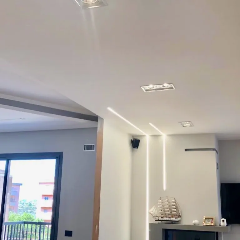 Ingresso di una casa con tagli di luce LED nel controsoffitto e faretti a incasso