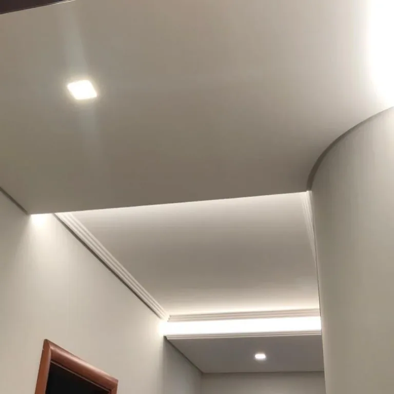 Controsoffitto con gola luminosa e faretti quadrati a incasso