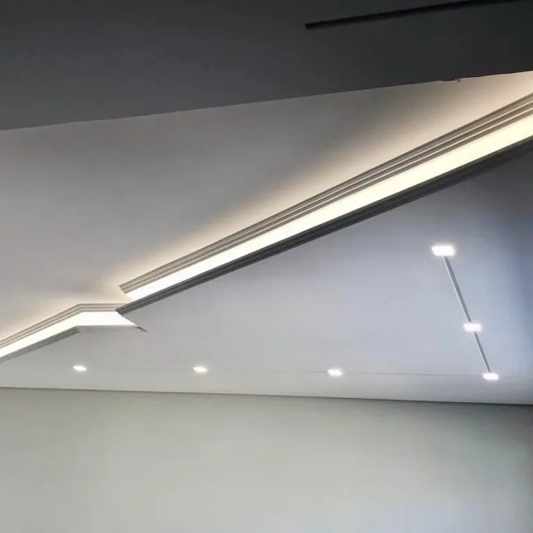 Taglio di luce LED che corre lungo il soffitto fino alla parete