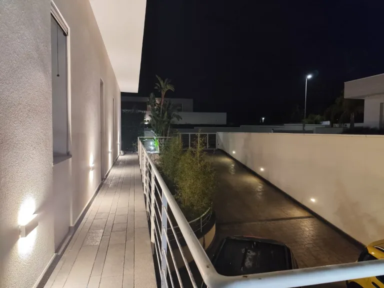 Camminamento lungo la villa con segnapasso accesi