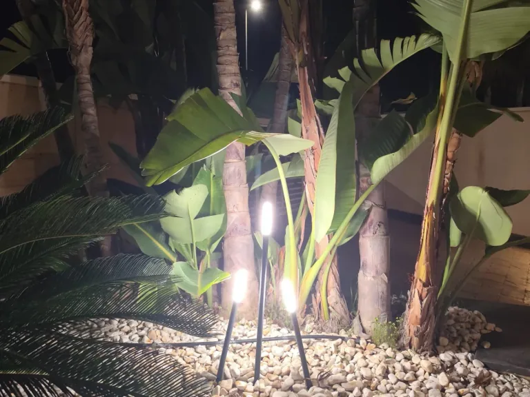 Paletti di diverse altezze tra le piante del giardino