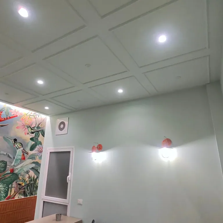 Soffitto a cassettoni con faretti a incasso e gola LED sulla parete