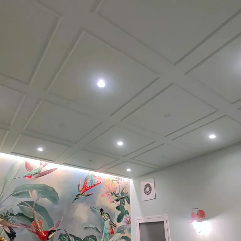Faretti a incasso nel soffitto sopra la carta da parati floreale